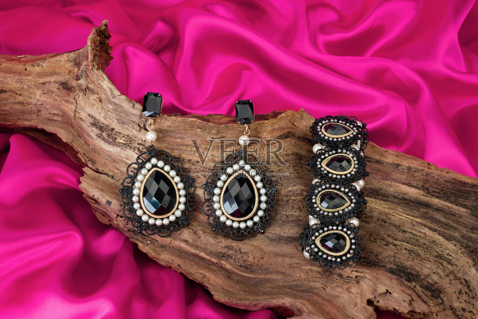 美丽的石头耳环在木制背景照片摄影图片