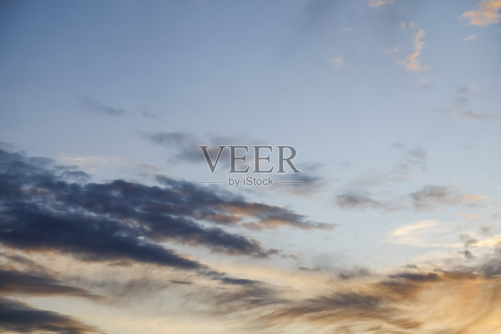 夕阳下的天空和一些云彩照片摄影图片