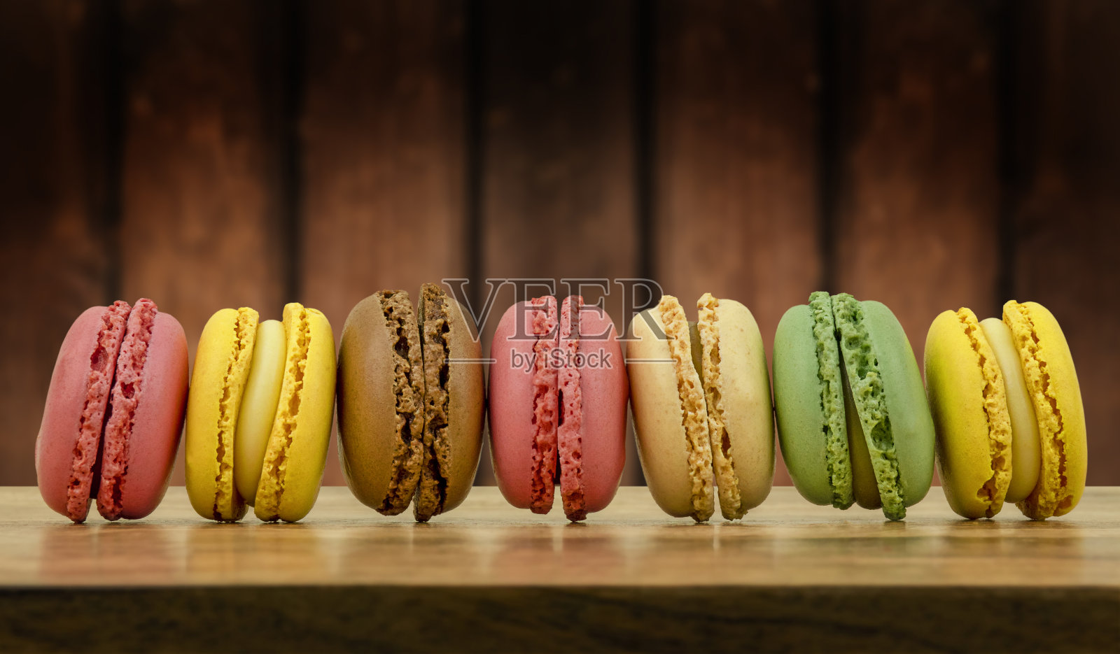 木质背景的法式马卡龙照片摄影图片