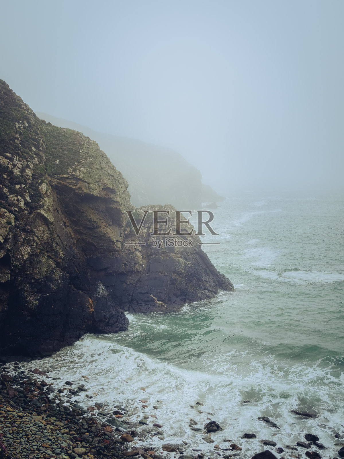 威尔士彭布罗克郡海岸的大雾卡费尔海滩照片摄影图片