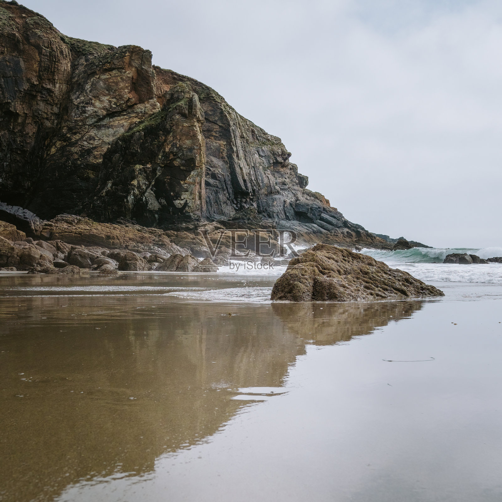 威尔士彭布罗克郡海岸Caerfai海滩上的悬崖岩层照片摄影图片