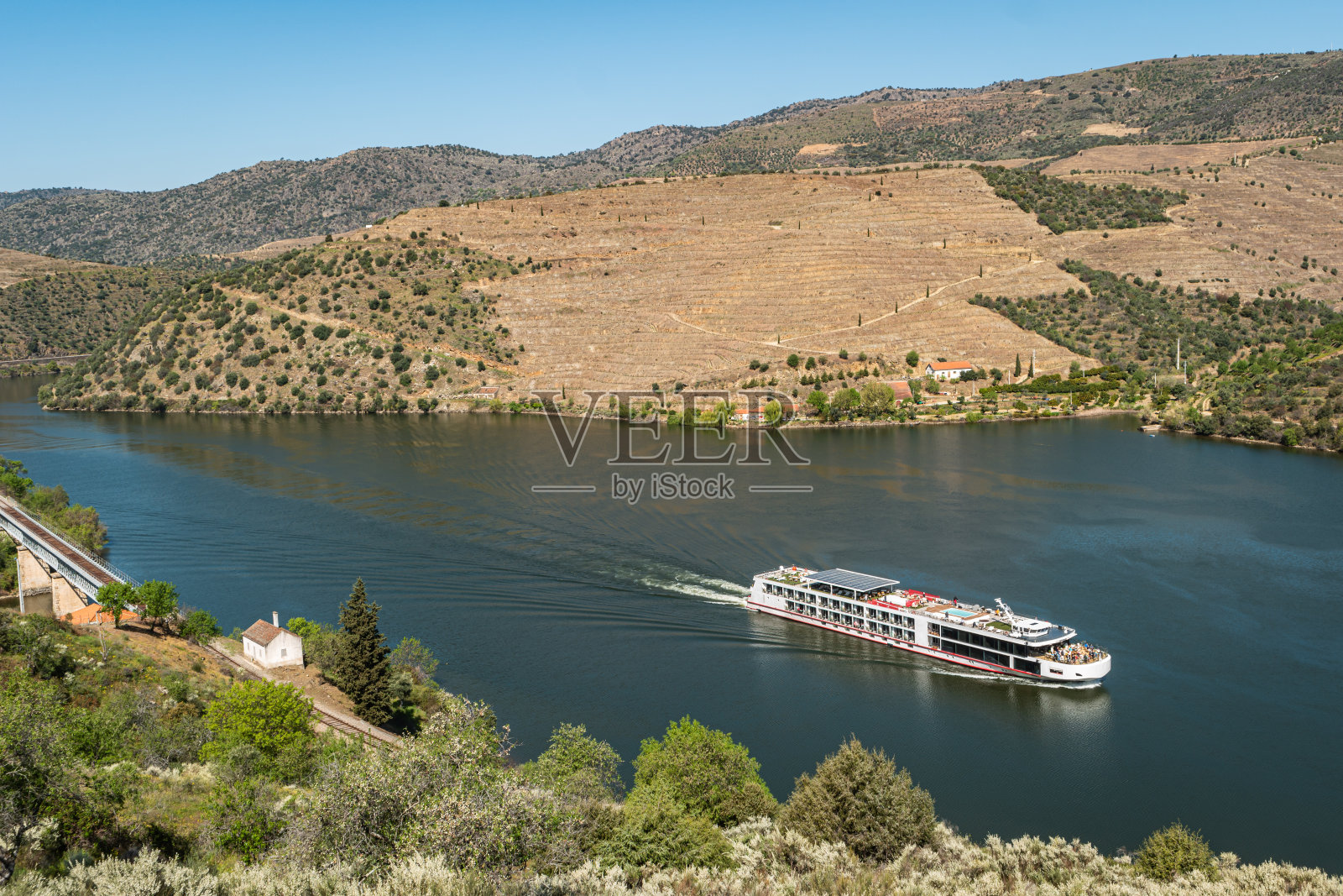 从阿诺泽洛的视角可以看到杜罗河及其人造斜坡上的广阔景观。杜罗产区，葡萄牙著名的波特酒产区。照片摄影图片
