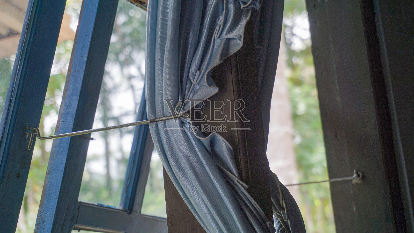 蓝色窗帘的照片，非常适合那些需要家庭照片的人照片摄影图片