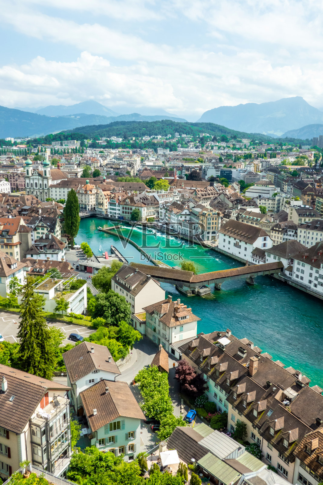 风景优美的夏季鸟瞰卢塞恩旧城中世纪建筑，瑞士照片摄影图片