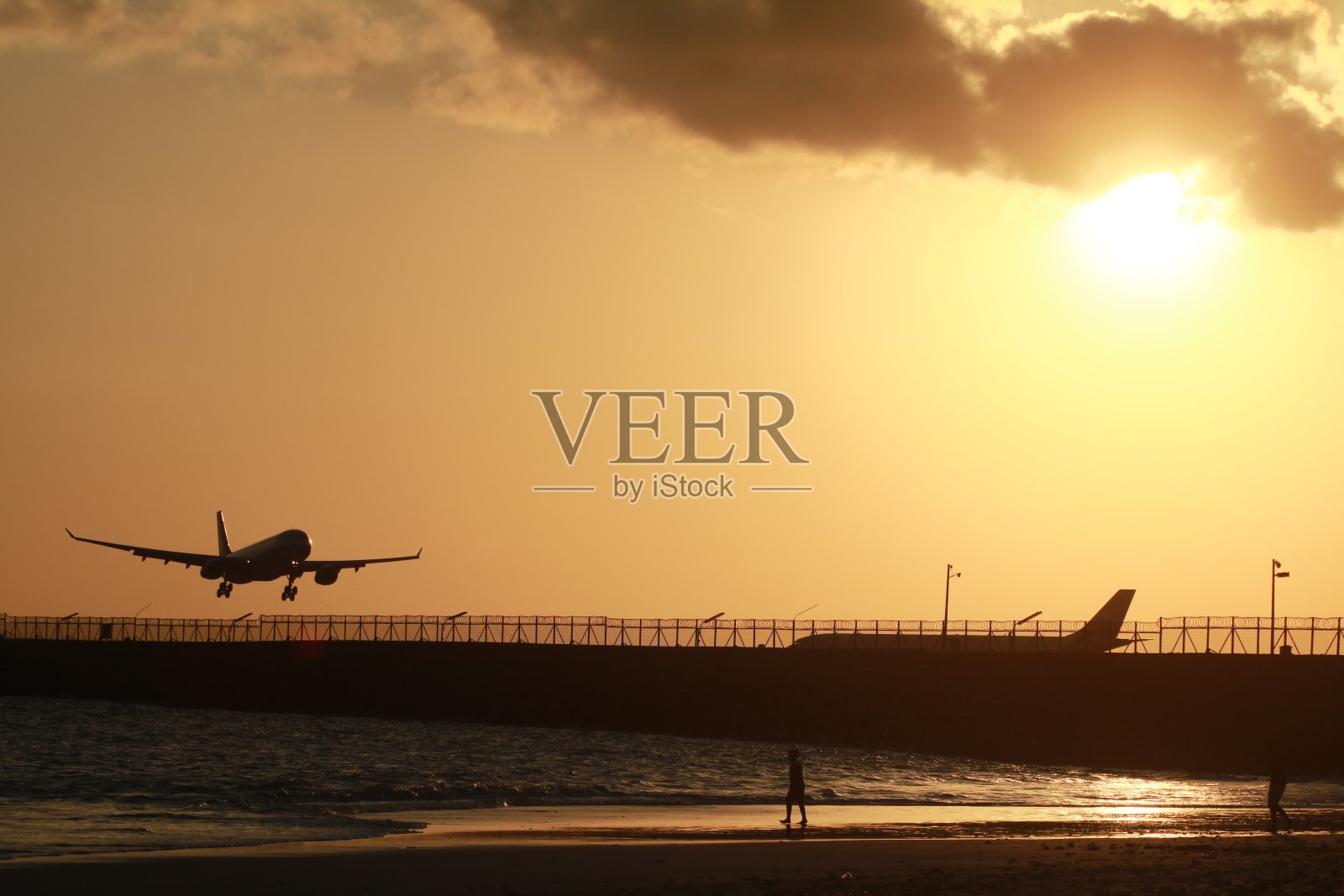 日落的克兰海滩图班，巴厘岛照片摄影图片