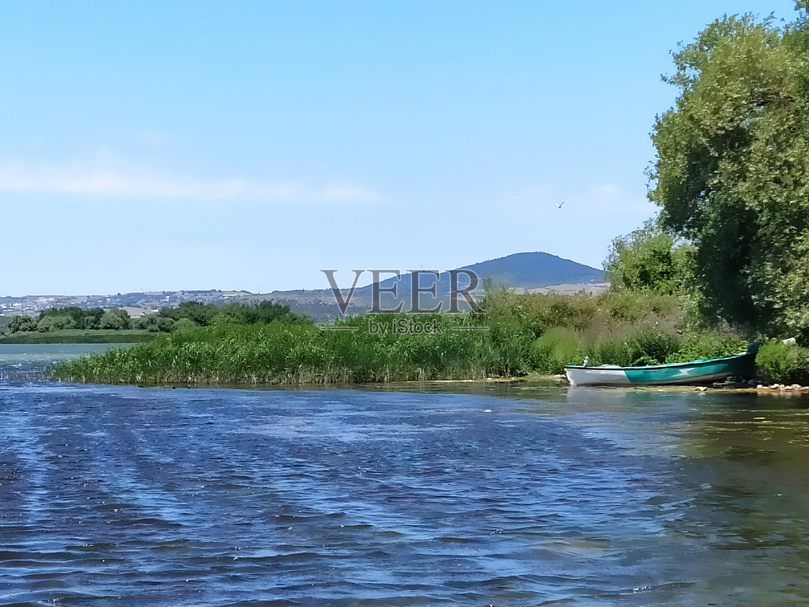 蓝色和绿色相遇的地方照片摄影图片