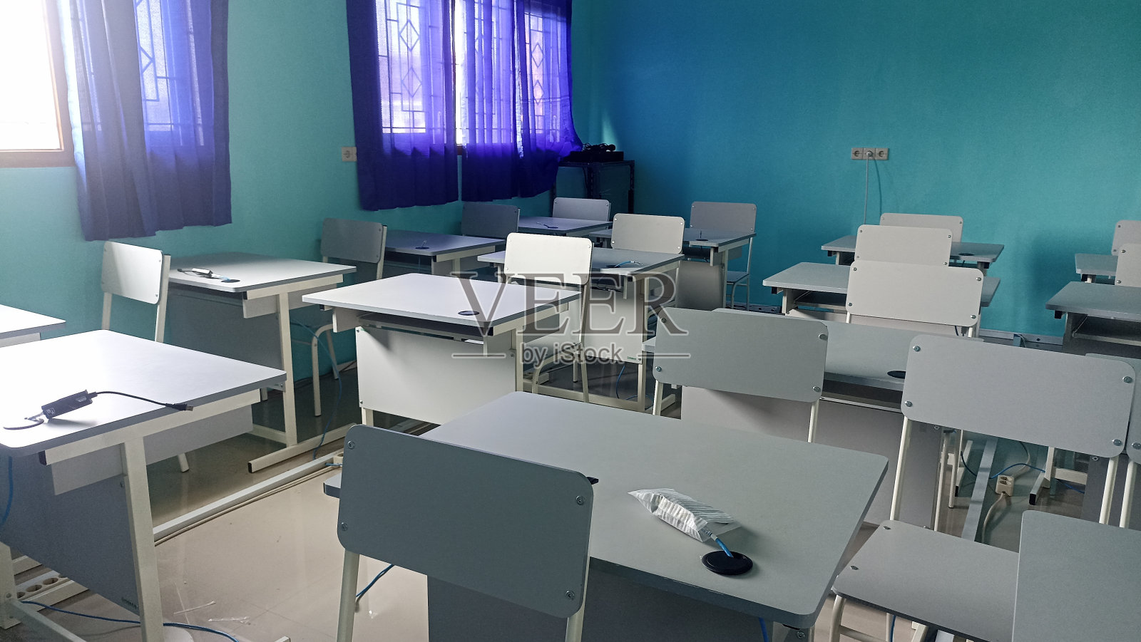 空荡荡的教室里只有桌椅照片摄影图片