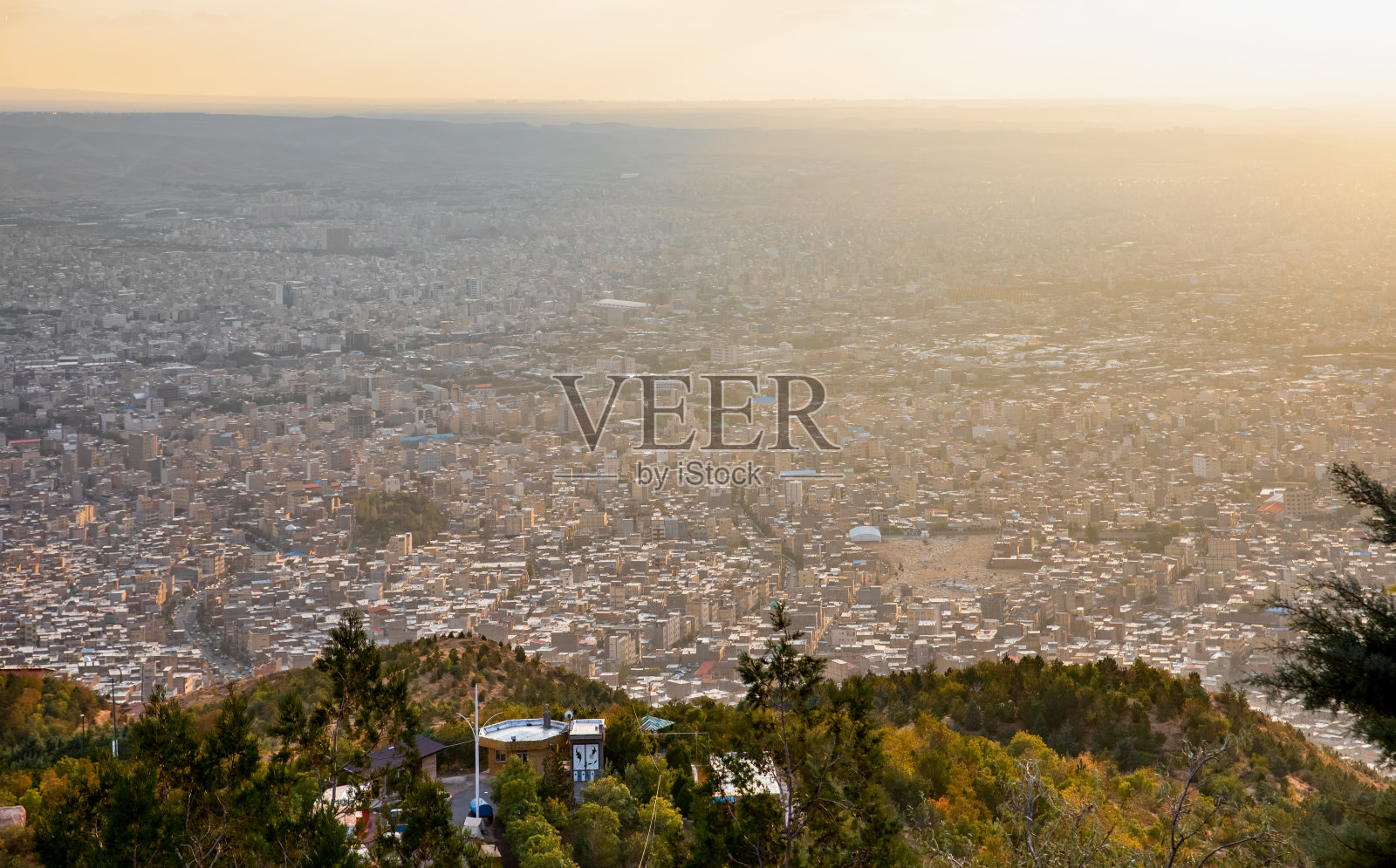 黄昏时分，从大不里士埃纳利山看到的城市风光和天际线照片摄影图片