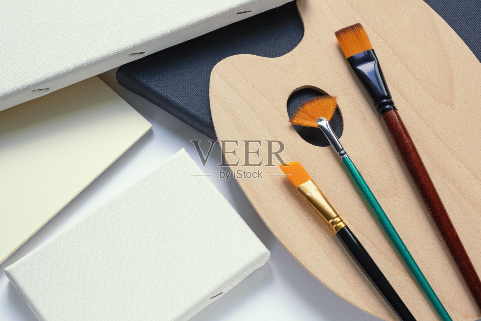 不同的画布，调色板和画笔照片摄影图片