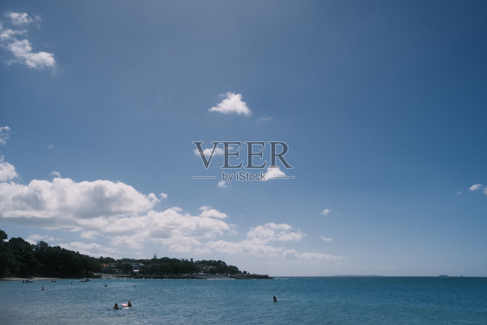 新西兰夏日沙滩白云照片摄影图片