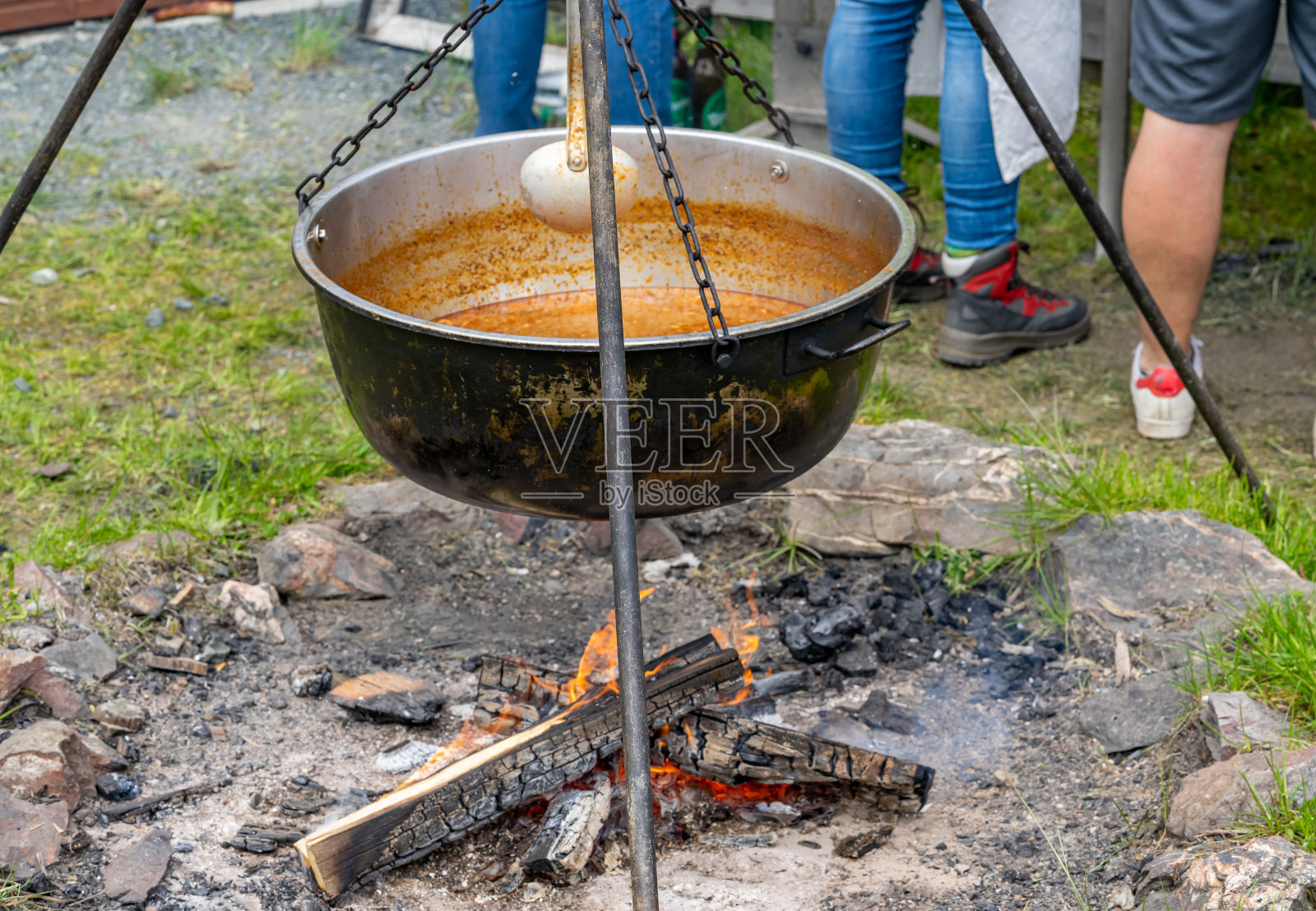 在火上烧炖牛肉照片摄影图片