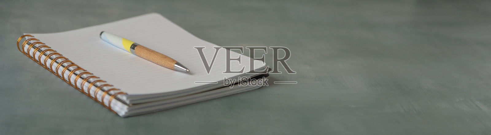 用笔在空白页上打开笔记本，寻找灵感照片摄影图片