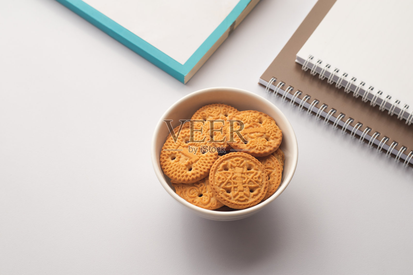 饼干黄油。碗盘上的甜饼干照片摄影图片