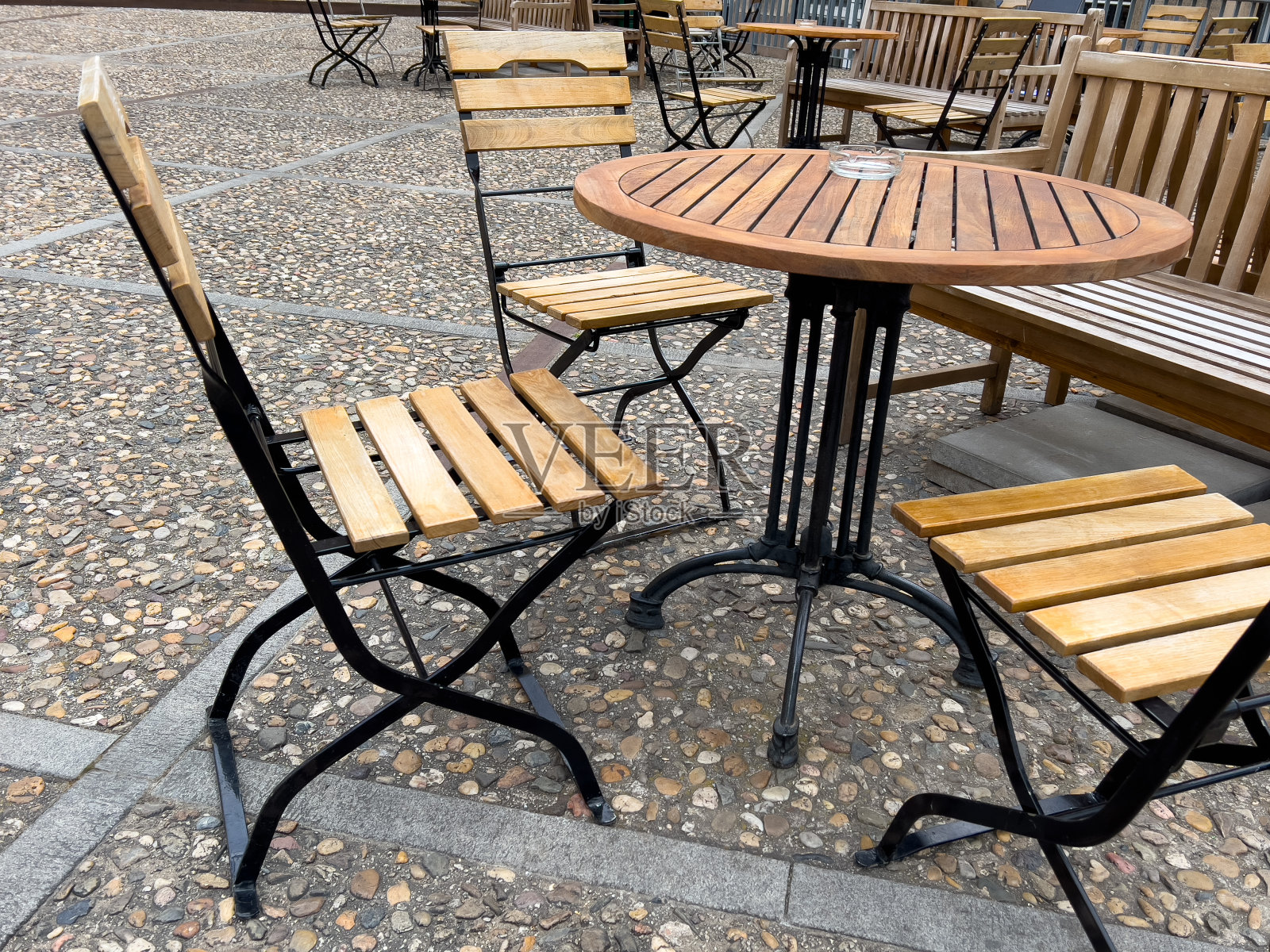 露天咖啡馆里的木椅和桌子照片摄影图片