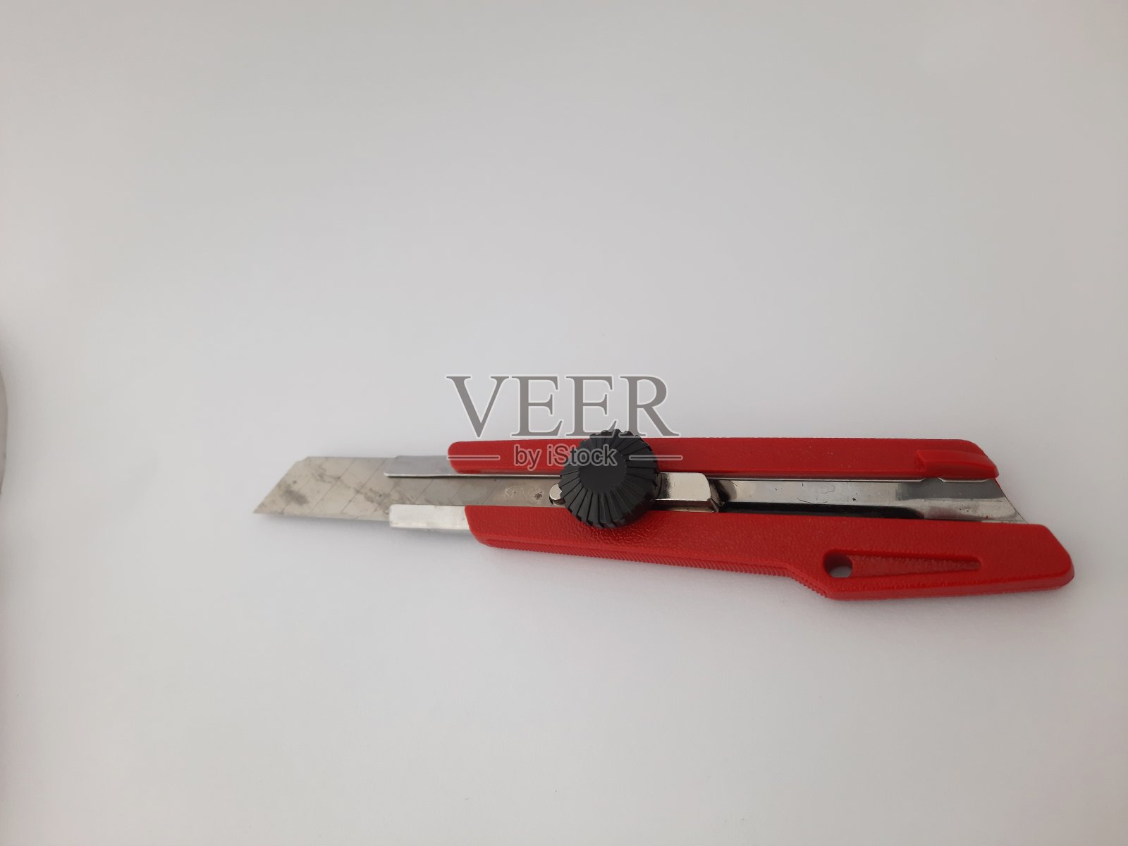 红色切割刀孤立在白色背景上照片摄影图片