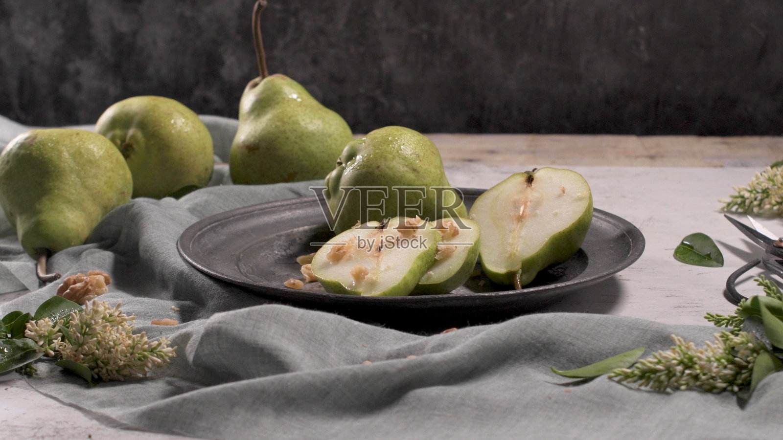 金属盘子里有美味的熟梨照片摄影图片