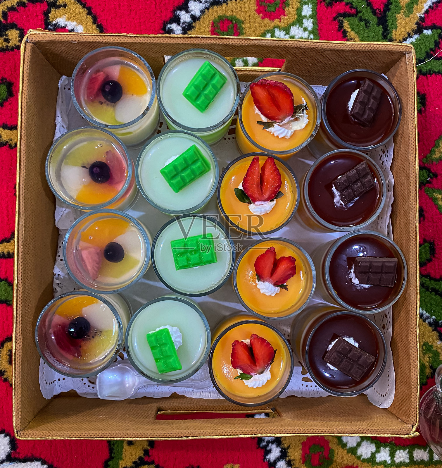 水果布丁，巧克力和抹茶照片摄影图片