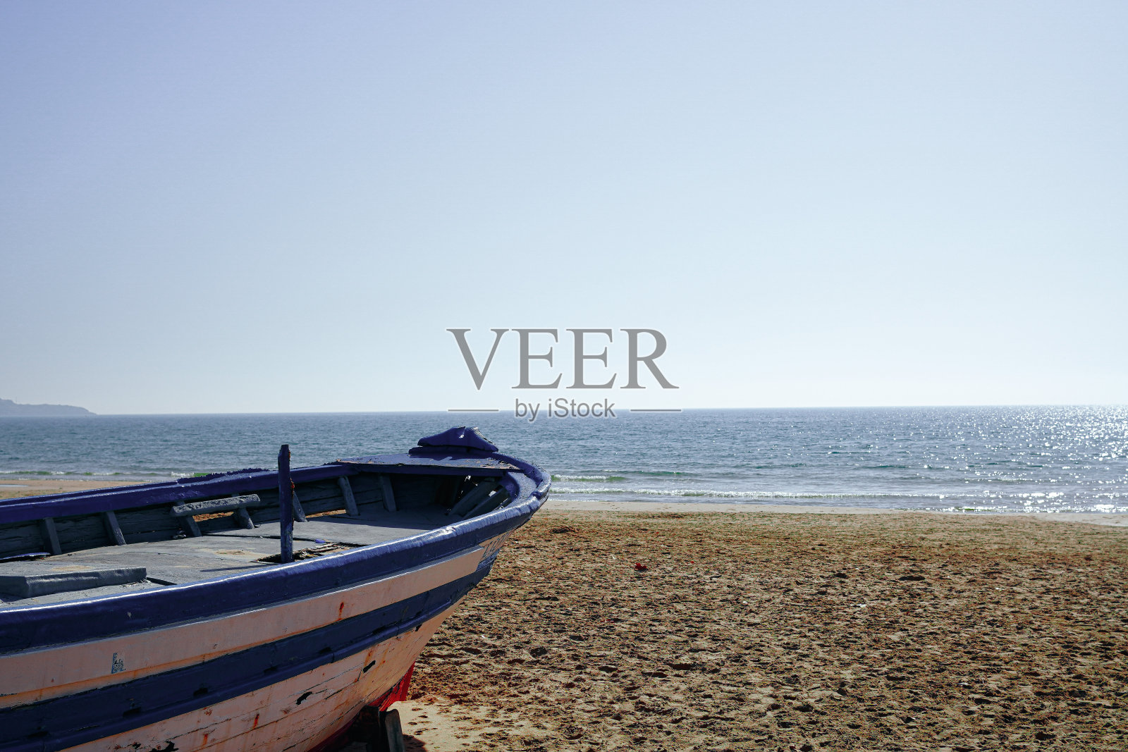 地中海沙滩与旧船的背景照片摄影图片