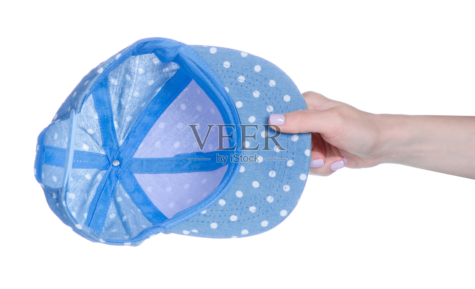 手里拿着淡蓝色的帽子照片摄影图片