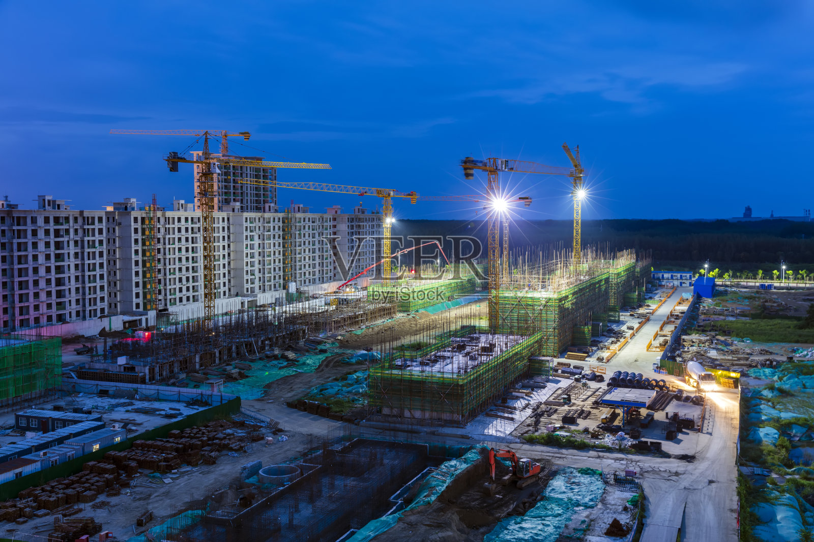 建筑工地是在晚上照片摄影图片