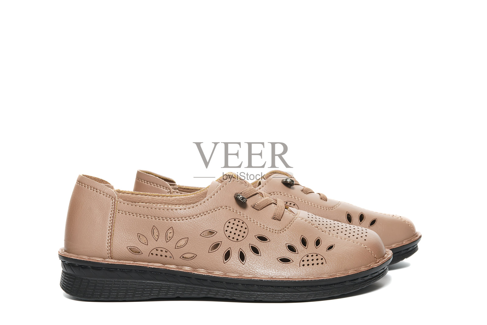 白色背景上孤立的棕色靴子照片摄影图片