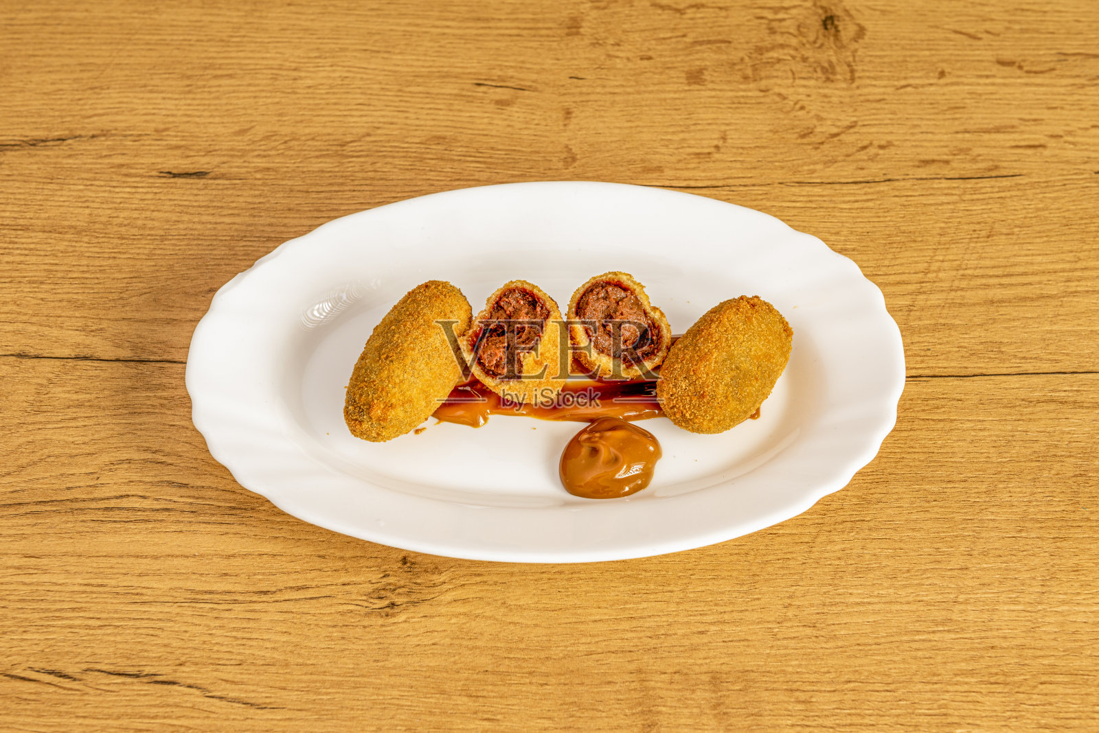 炸丸子配牛奶巧克力和阿根廷牛奶焦糖照片摄影图片