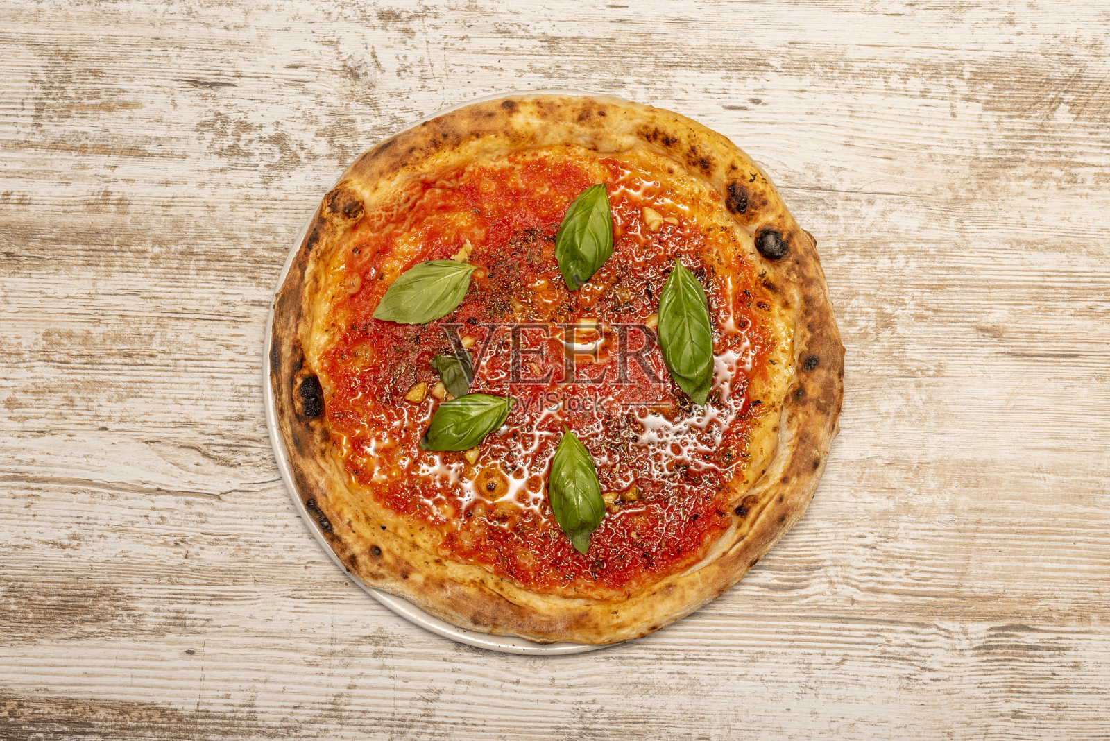 用西红柿和马苏里拉奶酪搭配海鲜和罗勒叶的披萨食谱照片摄影图片