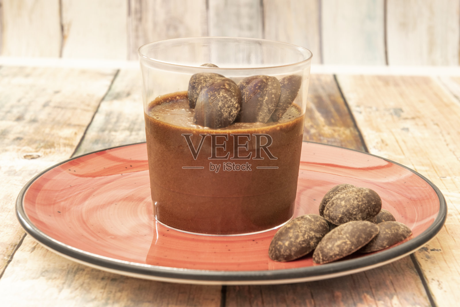 巧克力慕斯甜点与巧克力在一个水晶杯照片摄影图片