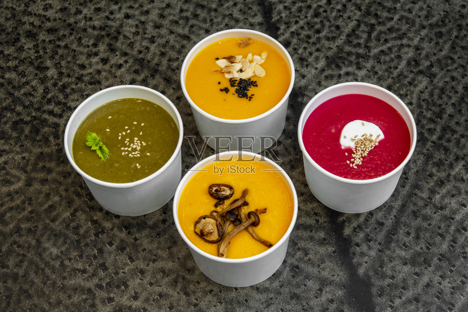 送货上门的罐子里装着不同口味的蔬菜奶油照片摄影图片