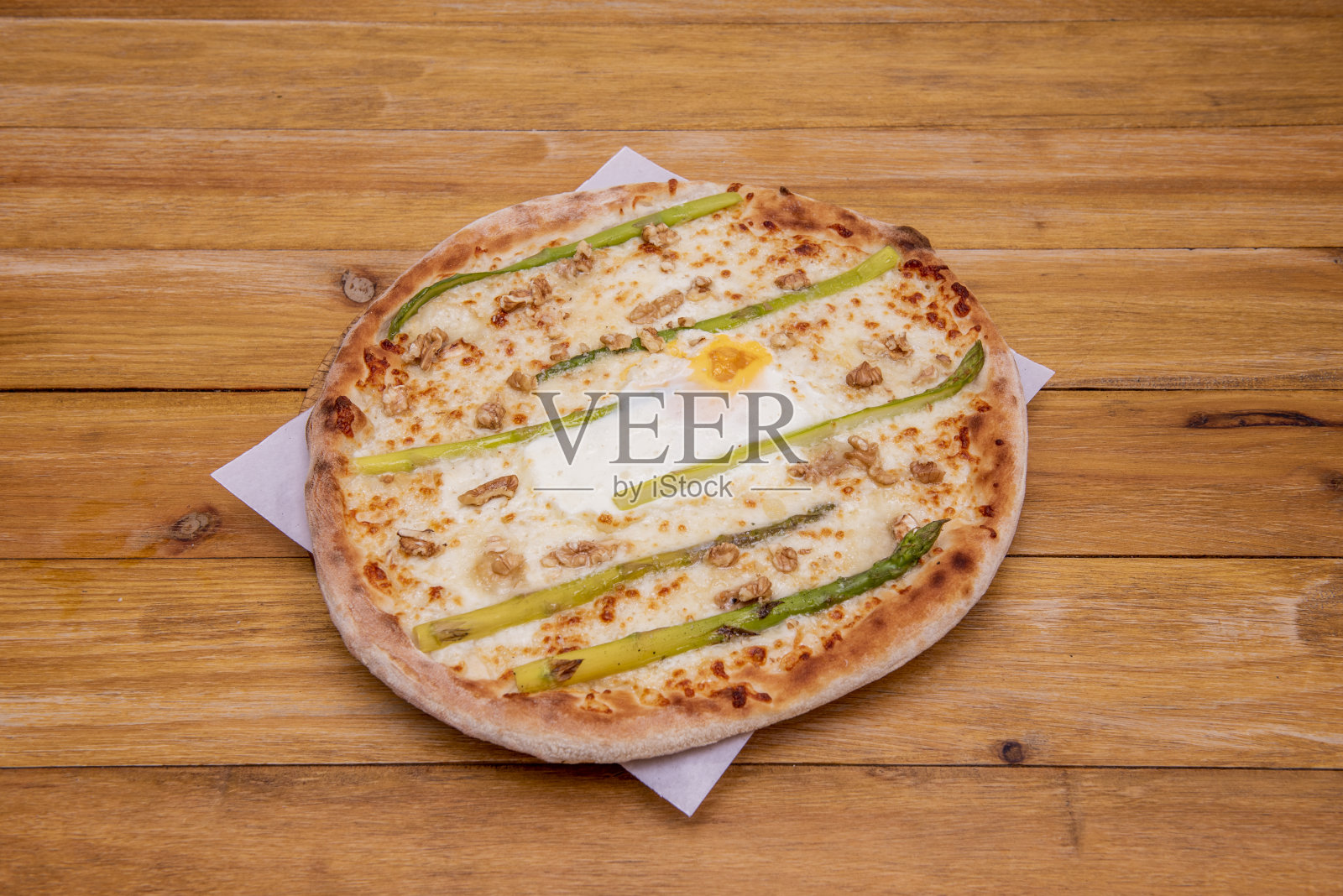 披萨配野芦笋，核桃碎，中间配马苏里拉芝士煎蛋照片摄影图片