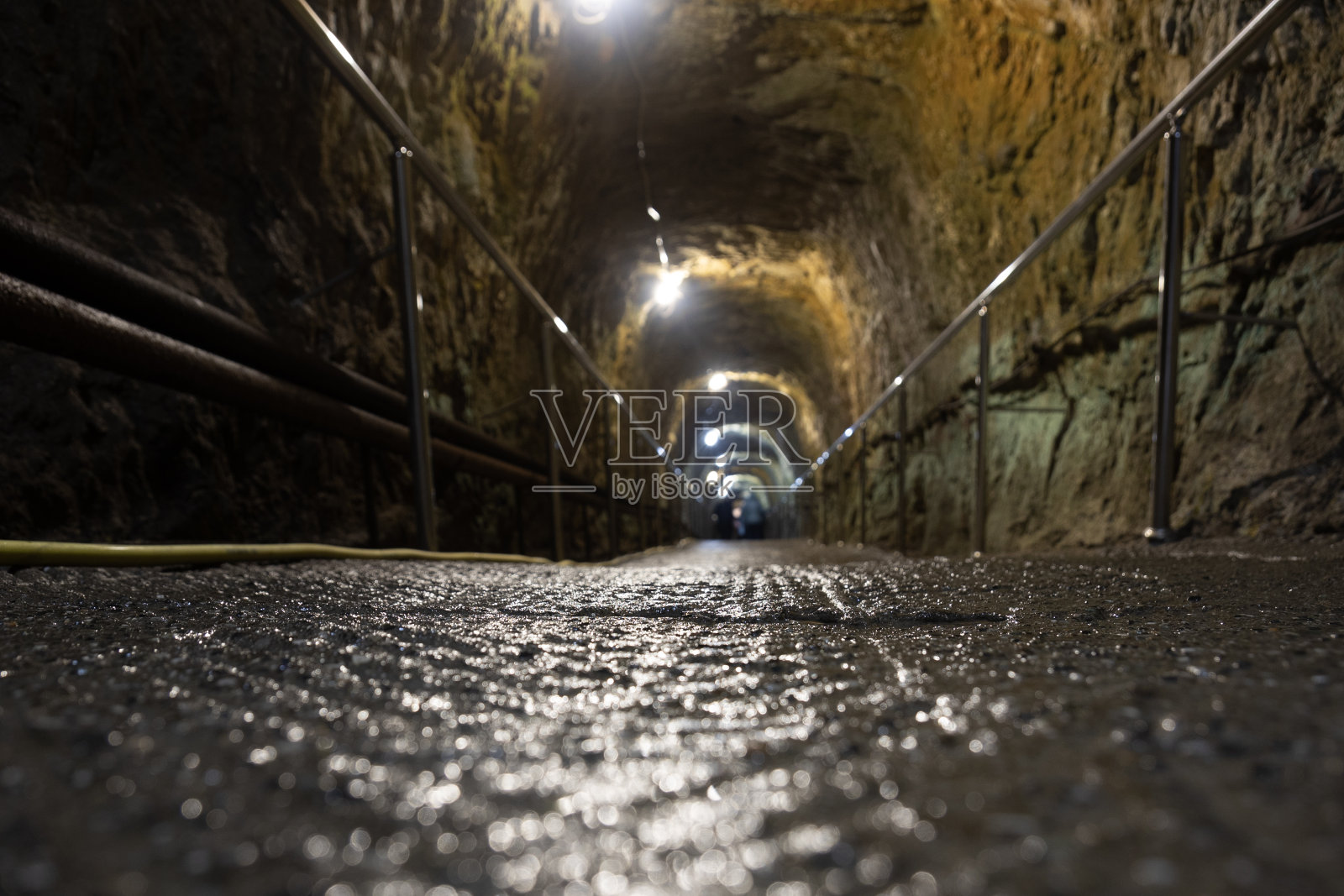 岩石中的人行隧道照片摄影图片