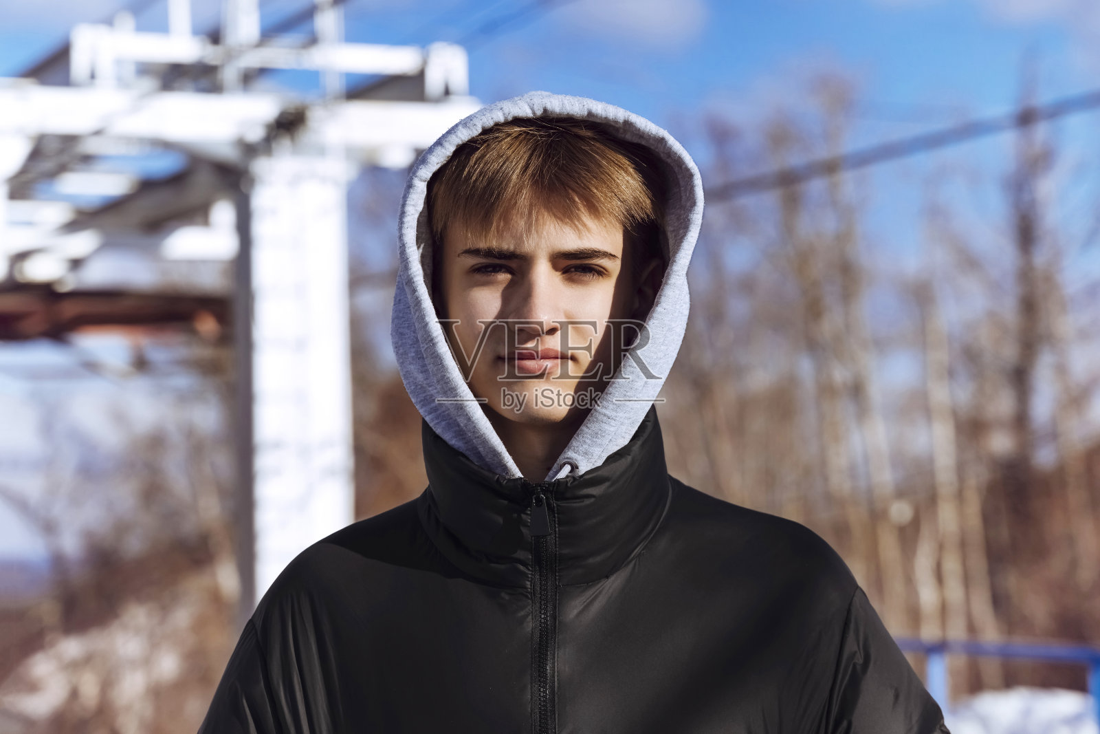 15 -18岁的英俊少年，微笑着，享受着寒冷的新鲜空气照片摄影图片