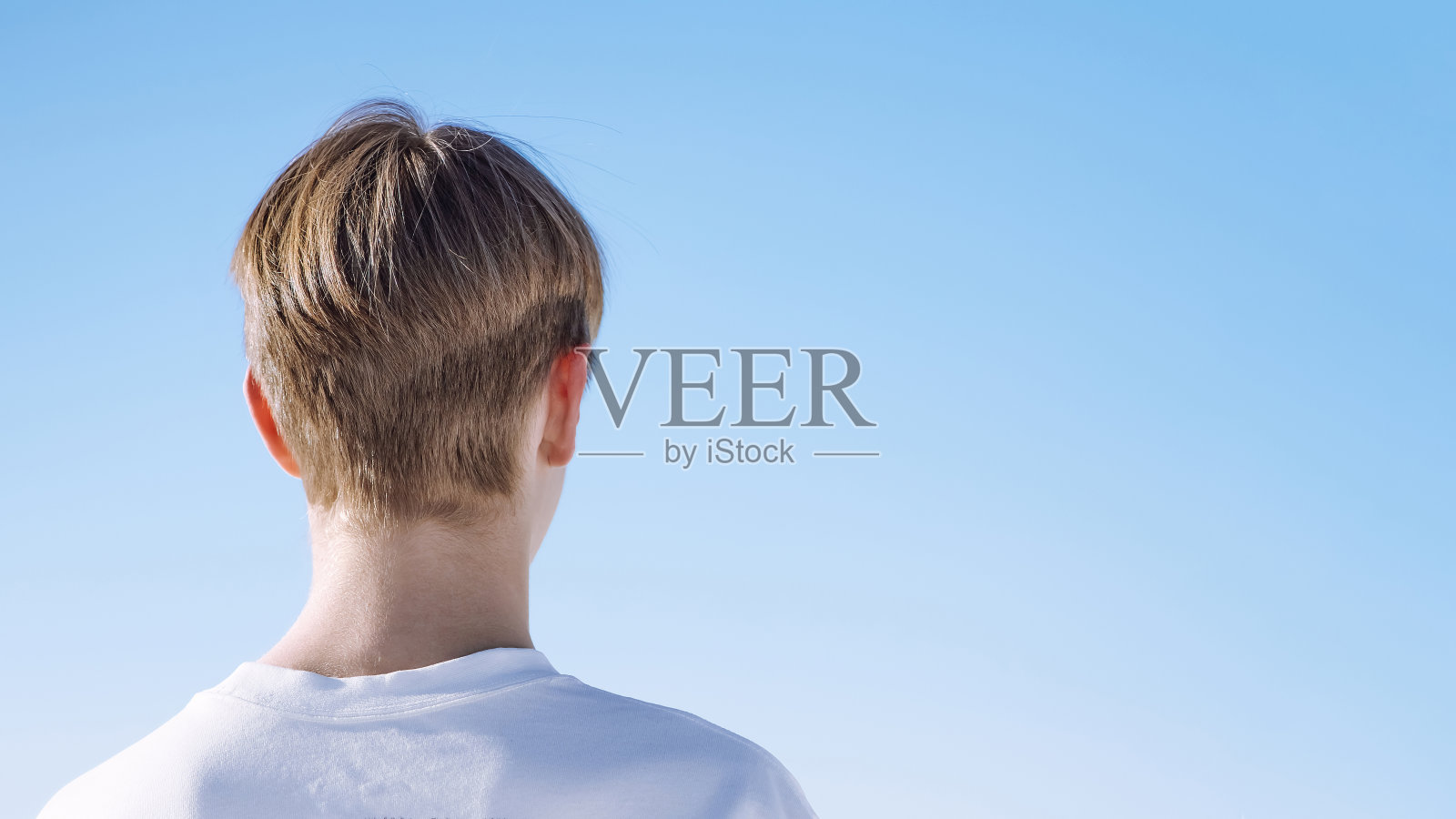 蓝天下的少年，近景后景。照片摄影图片