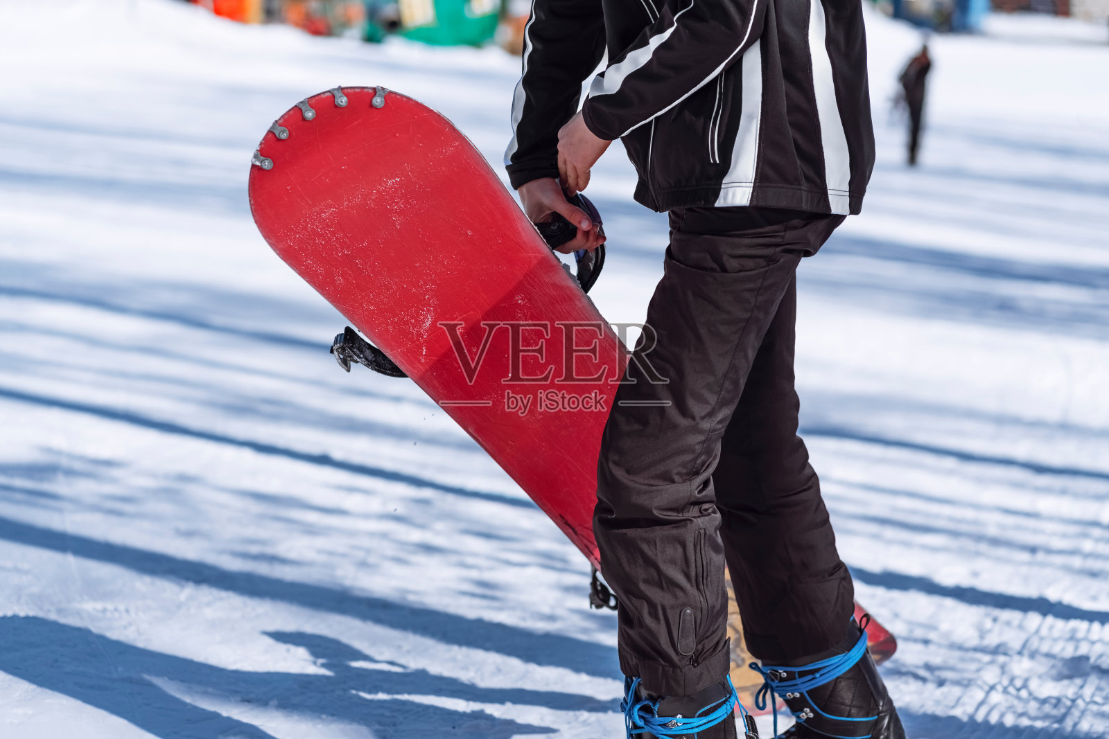 滑雪板，滑雪板，冬季运动-快乐的年轻滑雪者的肖像。准备好滑雪了。照片摄影图片