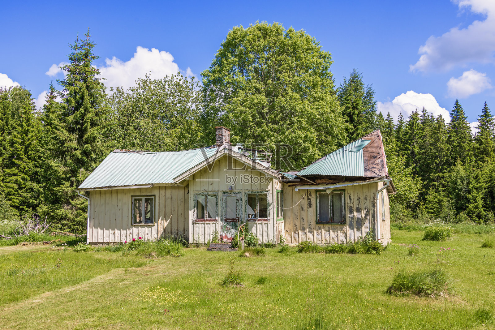 乡村老房子的破屋顶照片摄影图片
