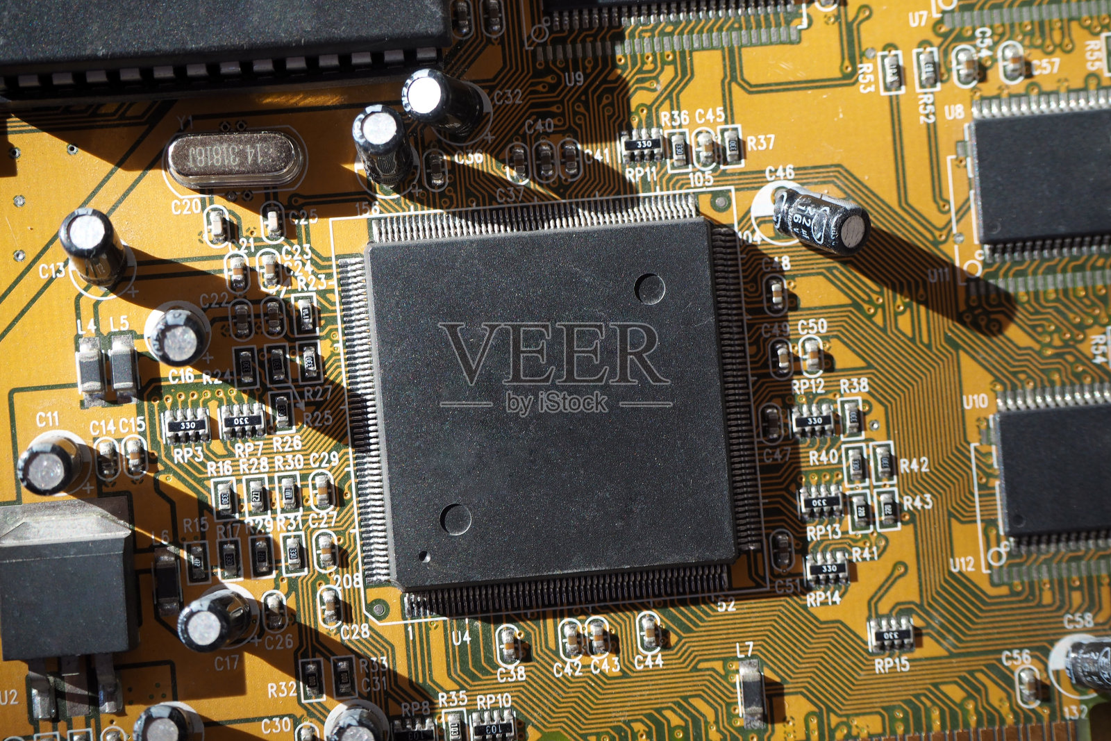 带处理器的电子电路板照片摄影图片