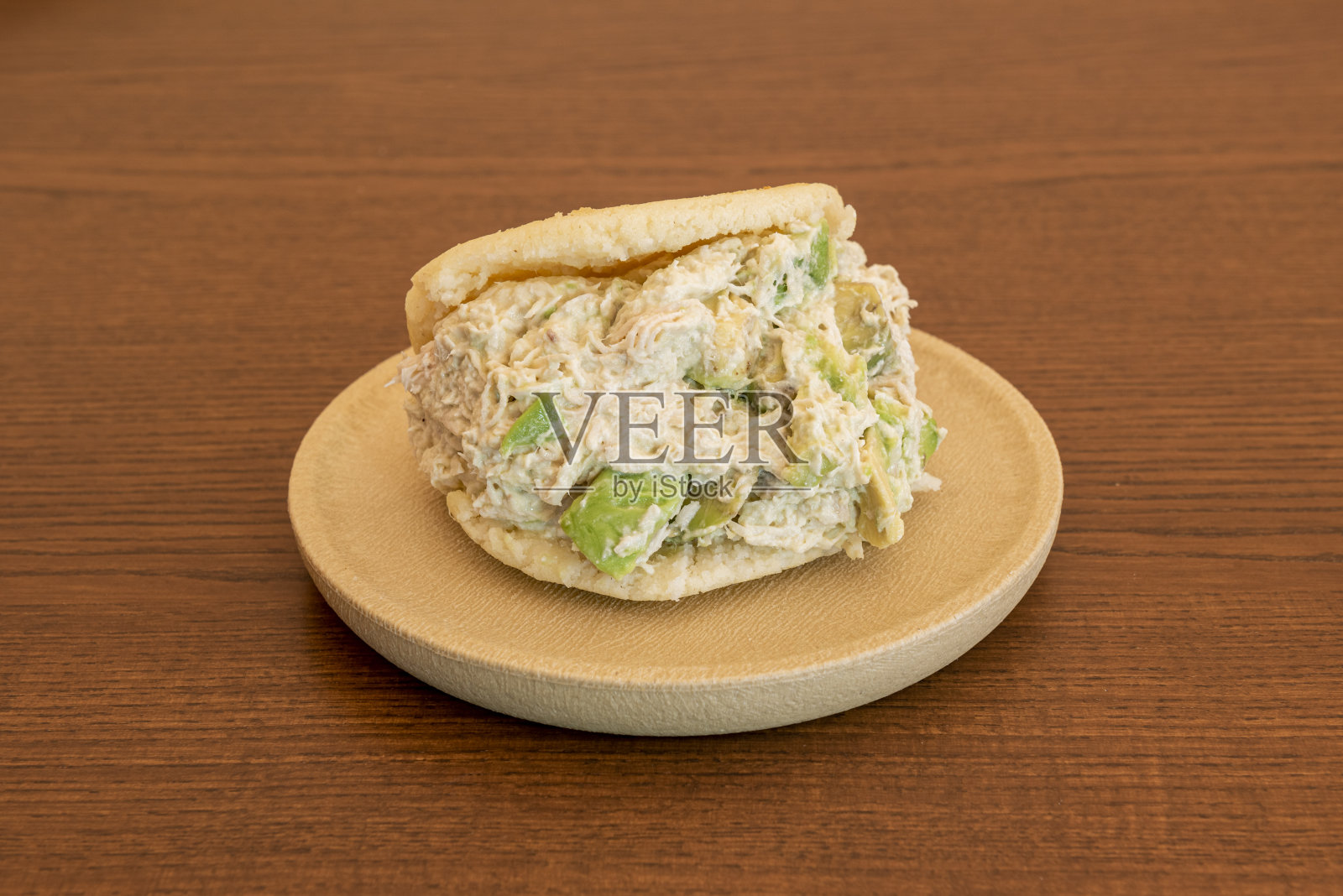 在一个圆形树脂盘子上放上凤仙花照片摄影图片