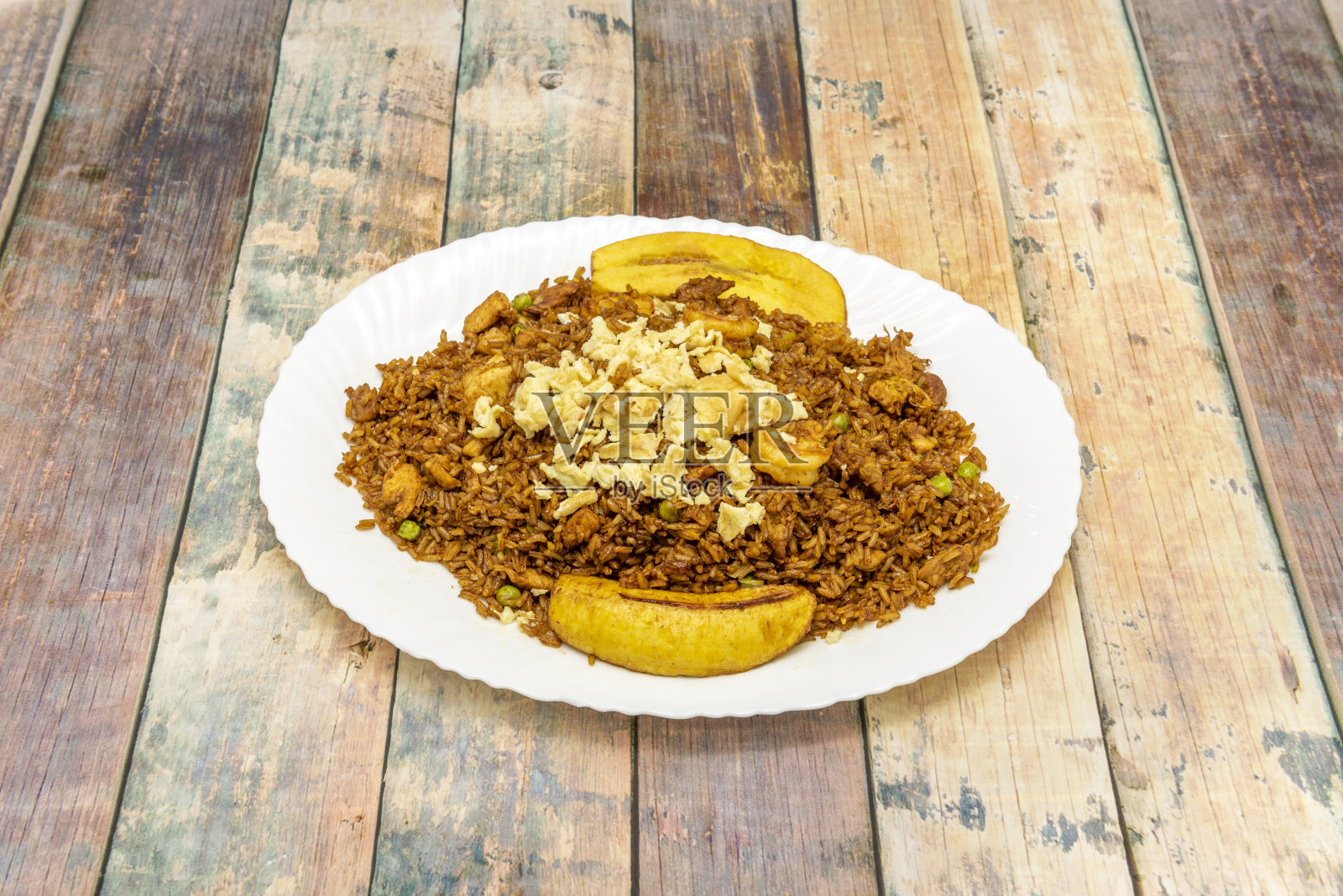 沙拉盘米饭配虾、炒蛋和熟香蕉照片摄影图片