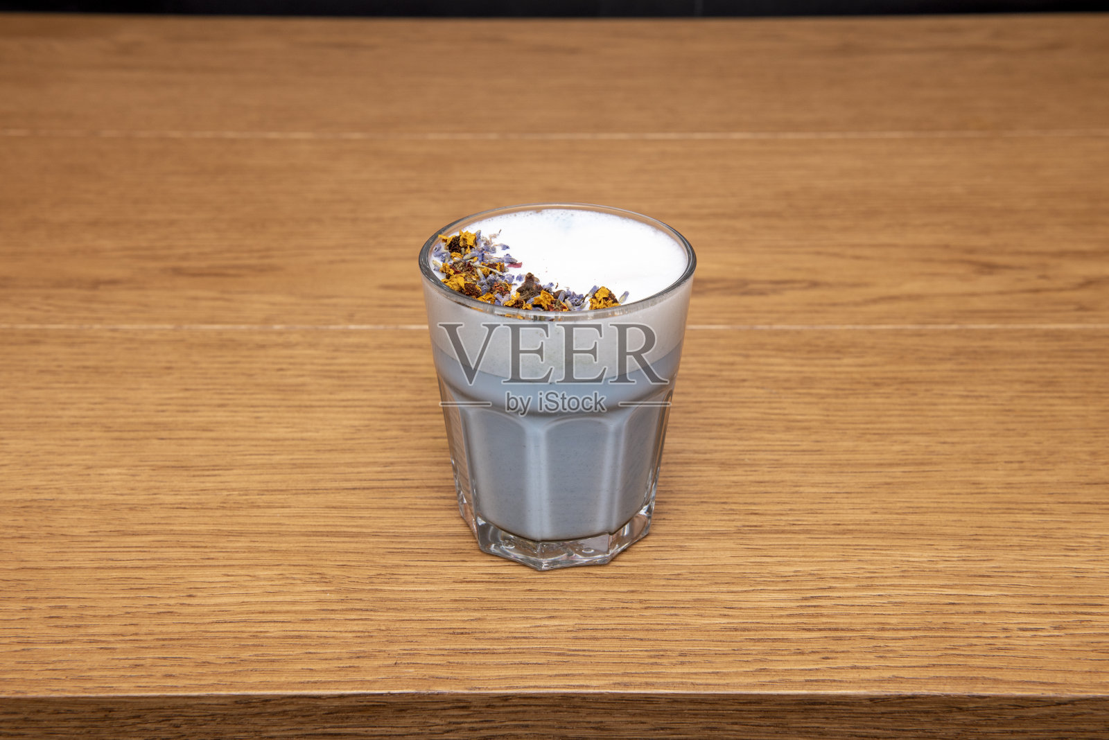 蓝色排毒饮料加奶油和干花照片摄影图片