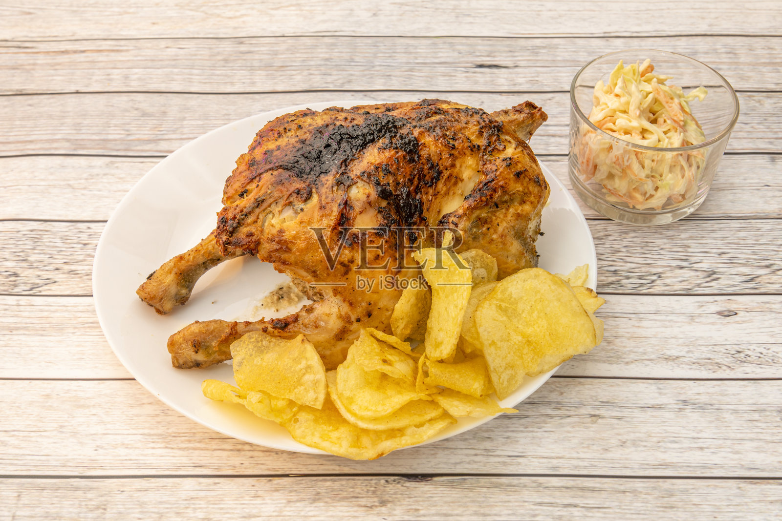 烤鸡配炸薯条和凉拌卷心菜照片摄影图片