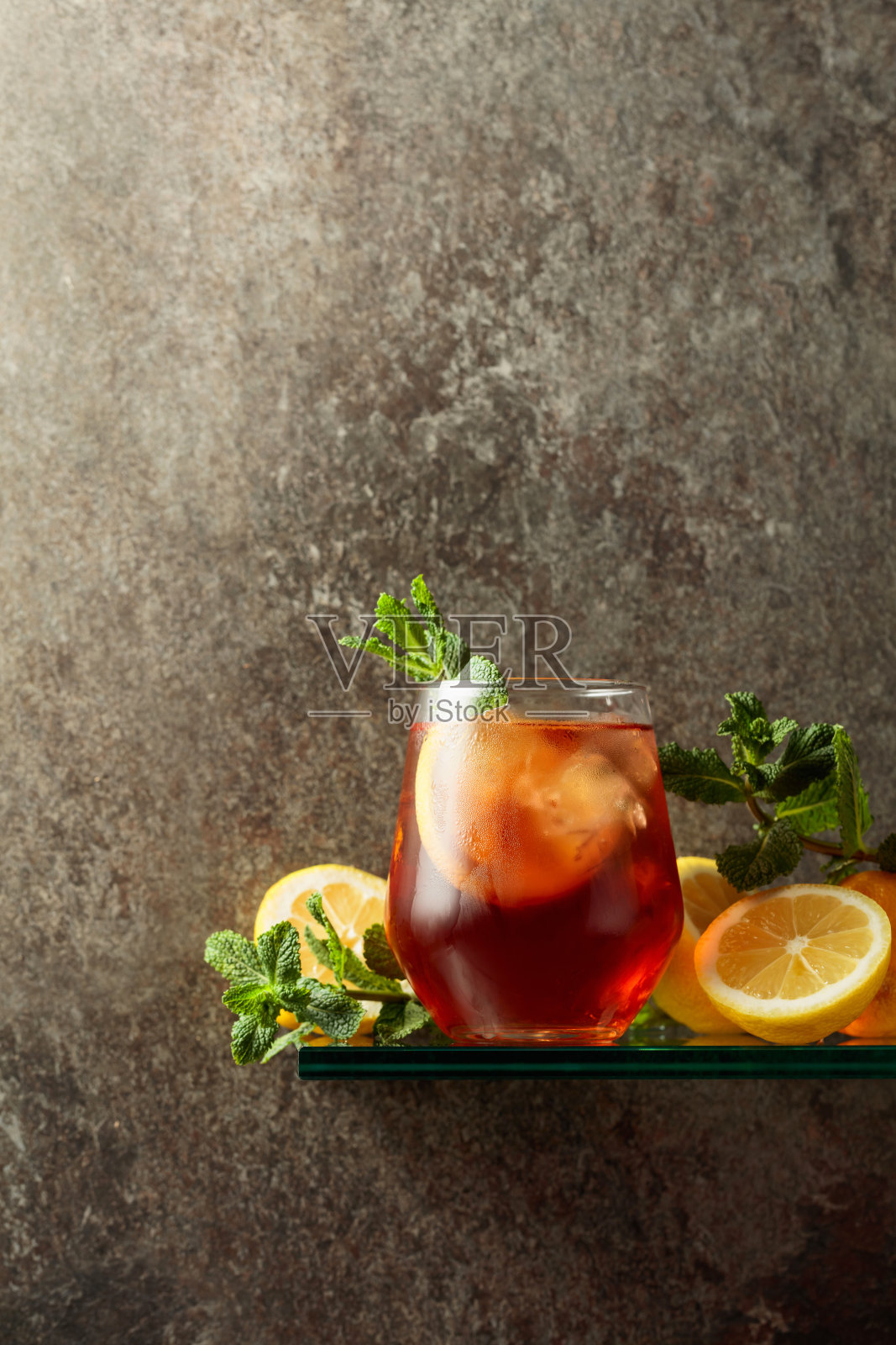 加冰、柠檬和薄荷的冰茶。照片摄影图片