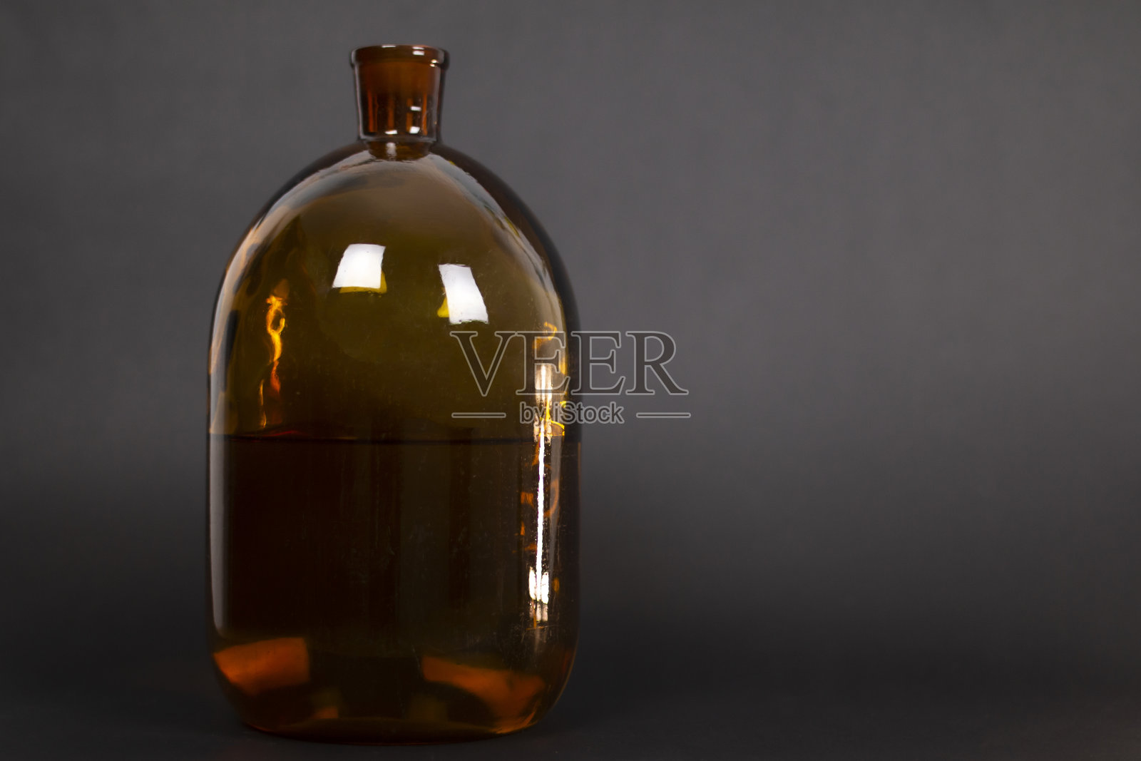 黑色背景上的棕色瓶子照片摄影图片