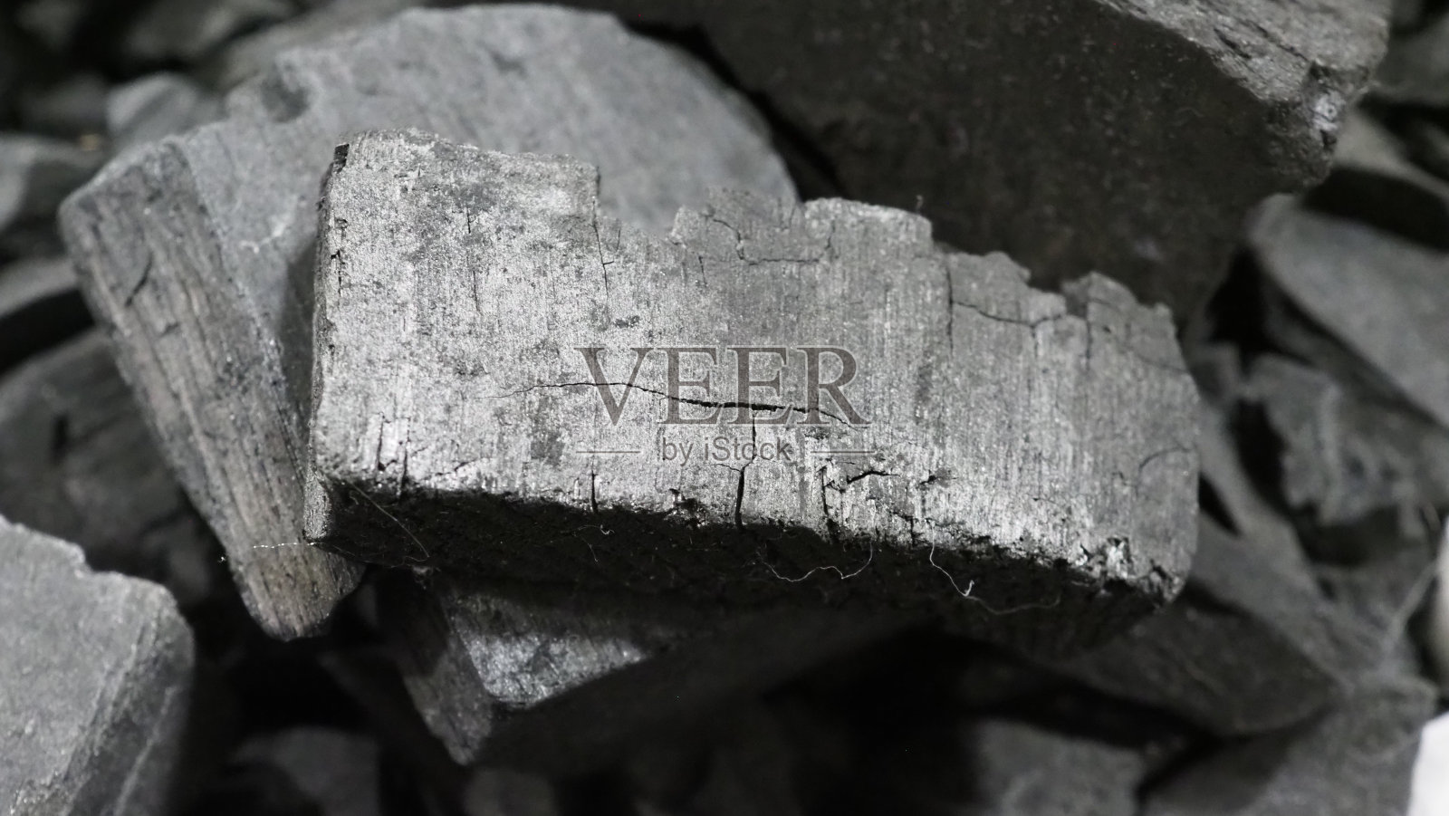 天然木炭传统木炭或硬木炭在木制桌面视图。生火的木炭材料，用于烧烤或户外聚会。黑色木炭近景俯视图。照片摄影图片