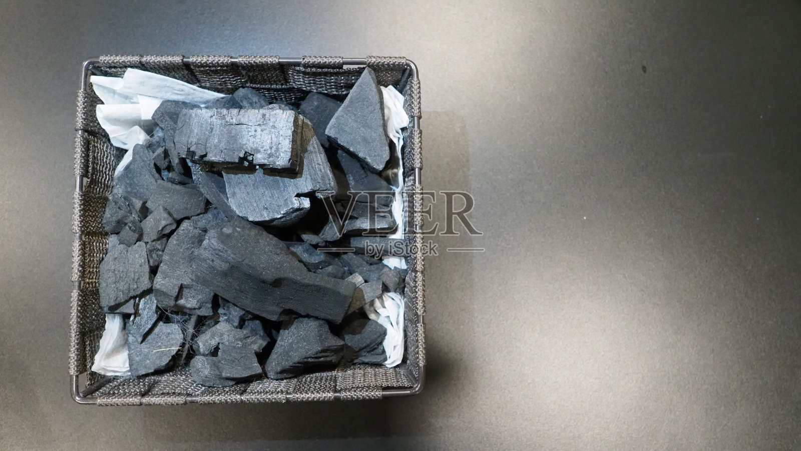 天然木炭传统木炭或硬木炭在木制桌面视图。生火的木炭材料，用于烧烤或户外聚会。黑色木炭近景俯视图。照片摄影图片