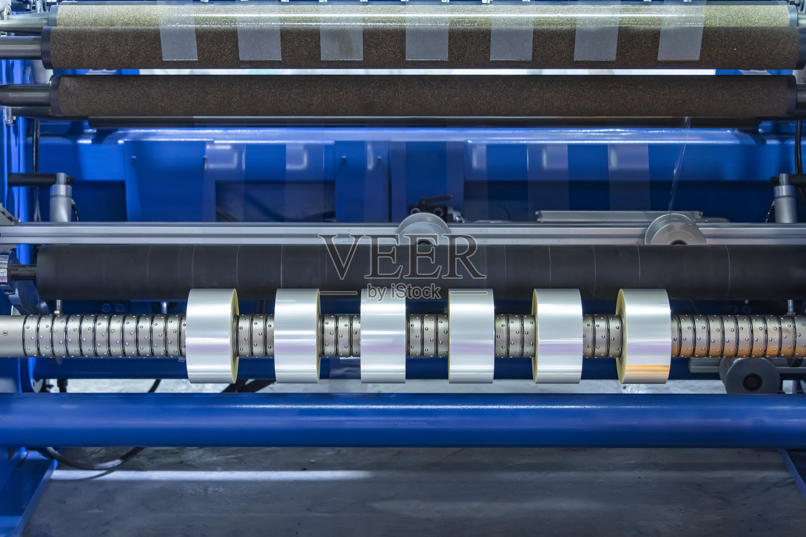 复卷式保护膜机，带夹紧辊，自动封边照片摄影图片