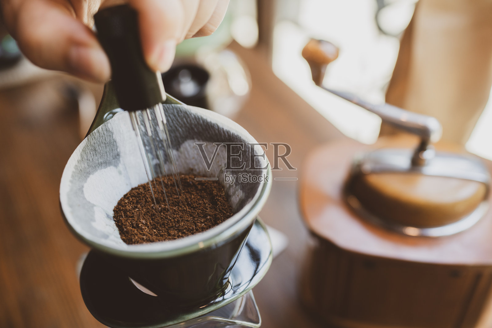 专业的潮人咖啡师制作滴煮、过滤咖啡或在咖啡店咖啡厅用热水和滤纸倒咖啡，黑色复古调的新鲜咖啡因香气饮料照片摄影图片