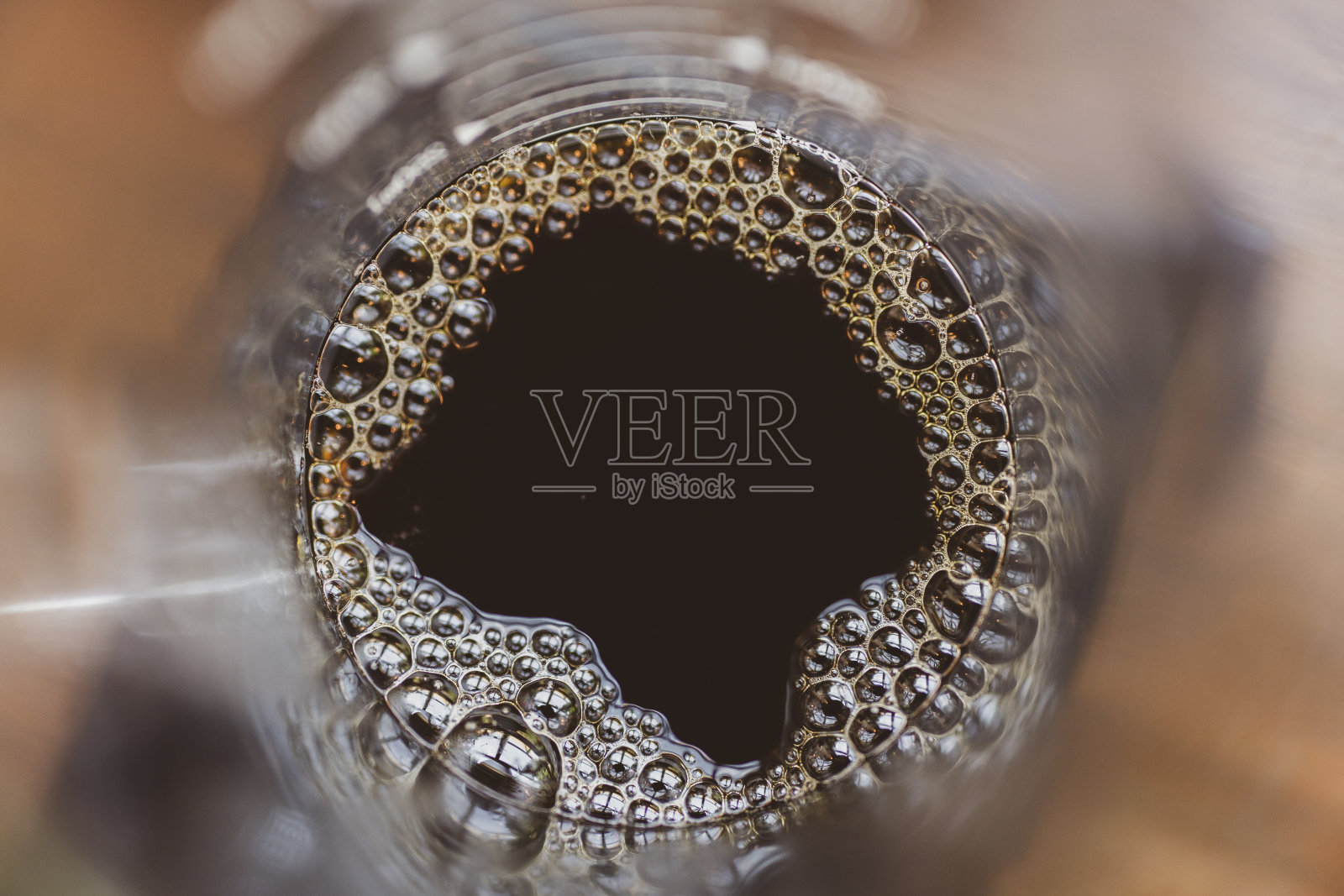 专业的潮人咖啡师制作滴煮、过滤咖啡或在咖啡店咖啡厅用热水和滤纸倒咖啡，黑色复古调的新鲜咖啡因香气饮料照片摄影图片