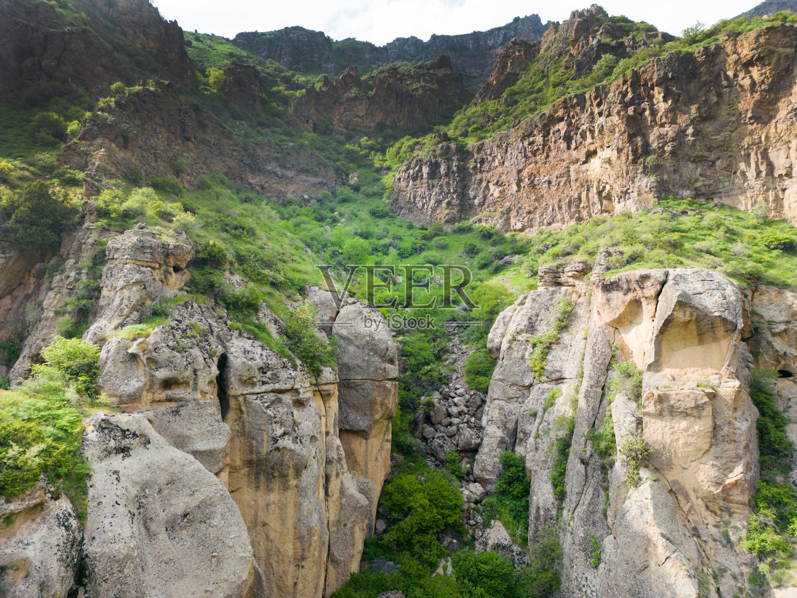 鸟瞰山。从森林到山脊的鸟瞰图。上面的绿色景观与阳光山照片摄影图片