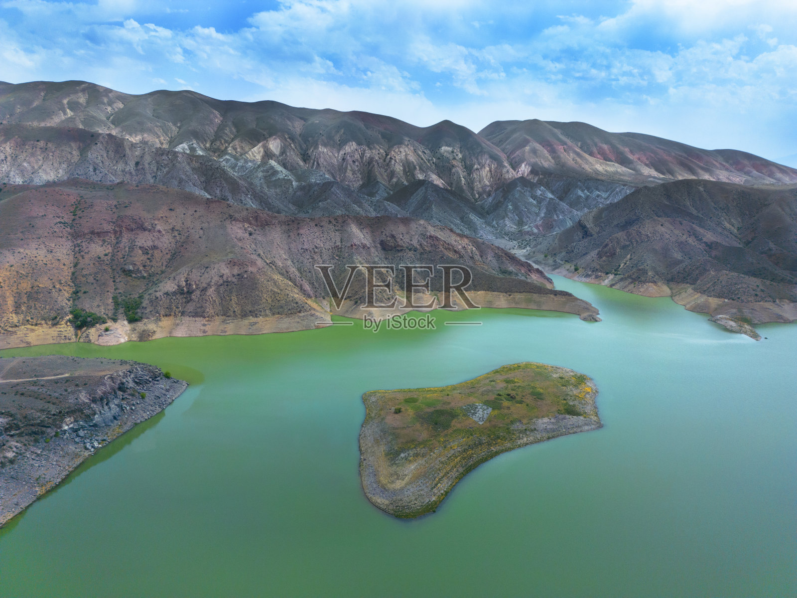 山湖鸟瞰图。无人机在山谷水库上空飞行。美丽的景色，从上面的山湖在高地之间的光滑的蓝色表面。Azat水库照片摄影图片