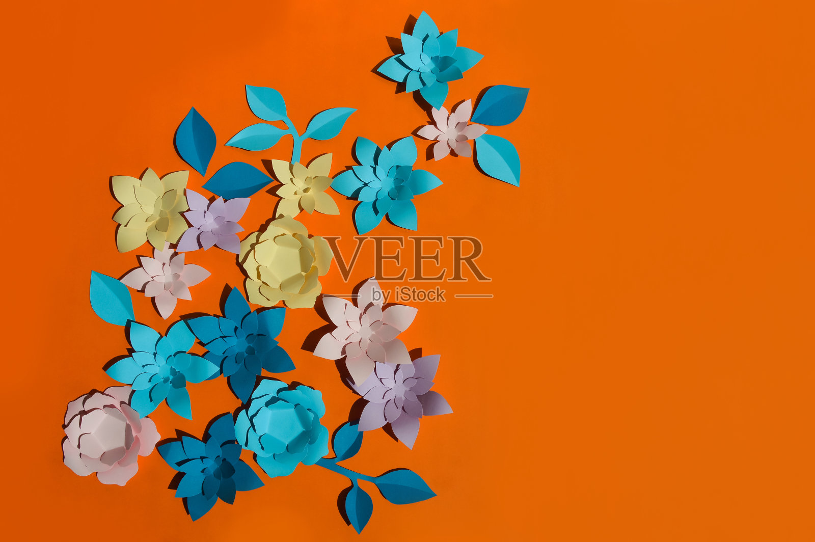 纸花。时尚的装饰。背景用于节日装饰，生日，母亲节，复活节快乐照片摄影图片